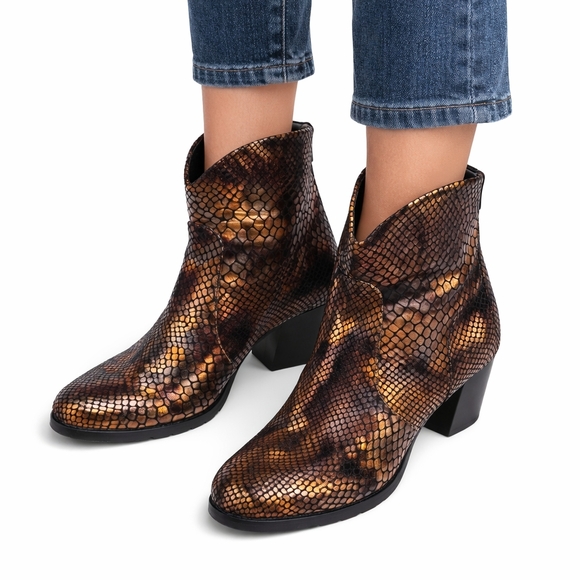Artemis Design Co, Shoes - Artemis metallic leather reptile pattern ankle boots 41/10